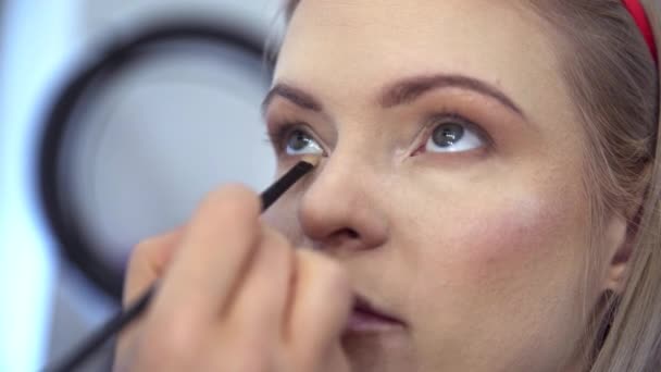 Maquiador Aplica Maquiagem Ocular Cliente Aplicando Sombra Olho Com Pincel — Vídeo de Stock