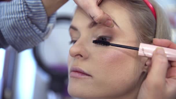 Ojos Pintados Con Rímel Negro Maquillador Pinta Pestañas Para Cliente — Vídeos de Stock
