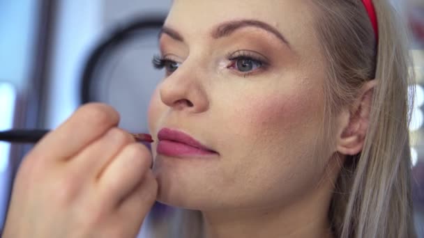 Makyaj Sanatçısı Kozmetiği Ince Bir Fırçayla Dudaklara Uyguluyor Müşterinin Dudaklarına — Stok video
