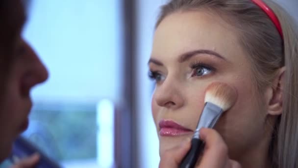 Ein Maskenbildner Gibt Einem Schönheitssalon Den Letzten Schliff Professionelle Make — Stockvideo