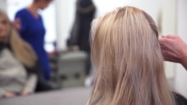 Una Donna Seduta Una Sedia Barbiere Donna Parrucchiere Visto Immagine — Video Stock