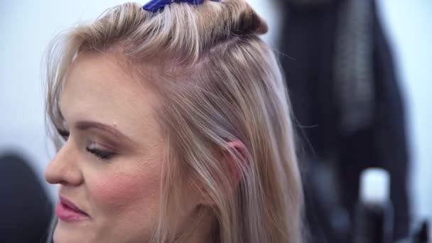 Tutup Profil Seorang Wanita Salon Rambut Wanita Itu Mengatakan Sesuatu — Stok Video