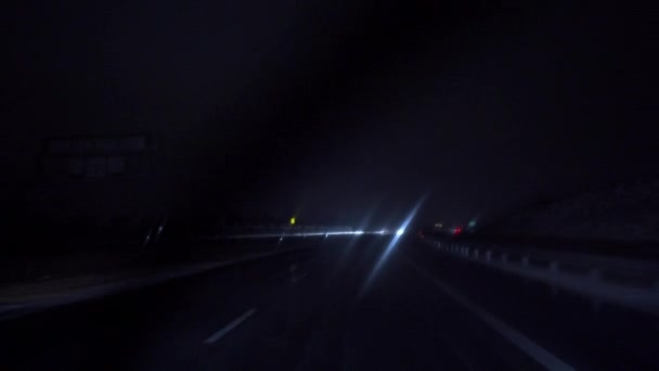 Θολή Φώτα Των Δρόμων Και Φανάρια Ένα Αυτοκίνητο Κινείται Κατά — Αρχείο Βίντεο
