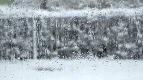 積雪による大雨による視界不良 フロントガラスに水が流れ落ちると ガラスに模様ができます フロントガラス越しに雪が降る — ストック動画