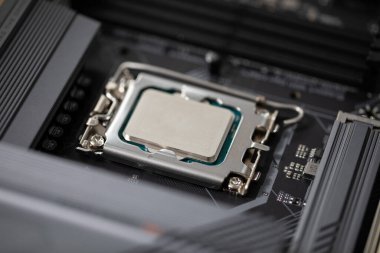 Nazikçe ve dikkatlice yeni bir bilgisayar parçasını bağlıyorum. Cihazın performansını artırmak için bilgisayar parçalarının alınıp değiştirilmesi. Yeni işlemci bilgisayara bağlanıyor