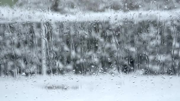 大雨大雪造成能见度低 从挡风玻璃上滴下的水在玻璃上形成了花纹 打开车窗 — 图库视频影像