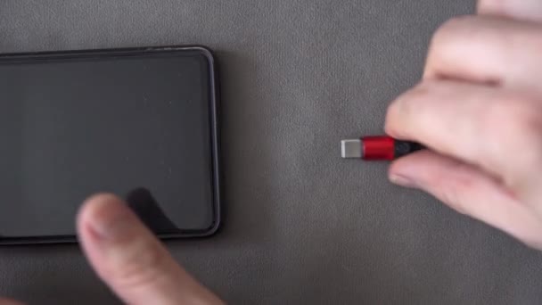 Masanın Üzerinde Siyah Boş Ekranlı Cep Telefonu Var Cep Telefonu — Stok video