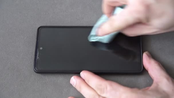 Close Homem Mãos Cuidadosamente Esfregando Uma Tela Telefone Celular Homem — Vídeo de Stock