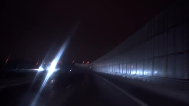 Οδηγώντας Ένα Αυτοκίνητο Μια Σκοτεινή Χειμωνιάτικη Νύχτα Κακές Καιρικές Συνθήκες — Αρχείο Βίντεο