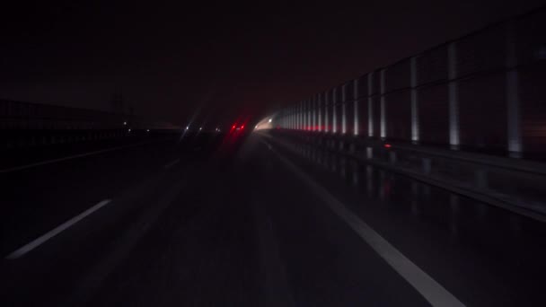 가로등 신호등에서 나오는 불빛들 와이퍼를 시내의 거리를 운전하는 운전자들의 관점에서 — 비디오