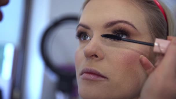 Güzellik Salonu Müşterisinin Yüzüne Yakın Çekim Makyaj Sanatçıları Ellerini Plana — Stok video