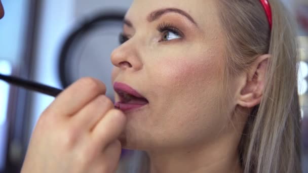 Genç Kadınların Yüzlerine Yakın Çekim Güzellik Uzmanı Pembe Dudak Makyajı — Stok video