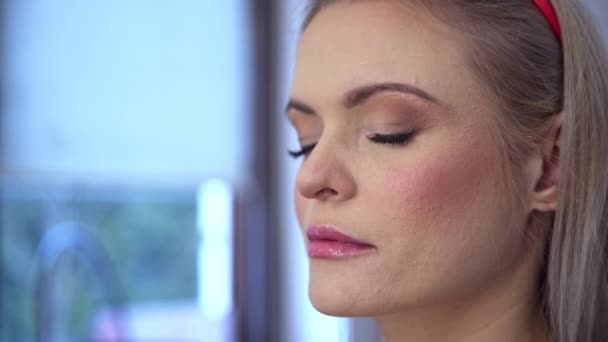 Närbild Kvinnas Ansikte När Hon Blundar Makeup Artist Sätter Den — Stockvideo
