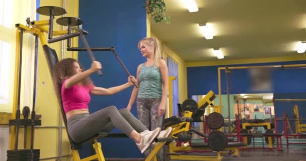Woman Gym Helps Girl Exercise Girls Talk Gym While Working — Stock Video