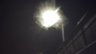 Yolcu vagonu kullanıyor. Gece vakti şehrin içinden geçerek. Araç yanan sokak lambalarını geçiyor. Şoförlerin bakış açısından sokağa bak. Sokak lambalarının bulanık ışıklarının görüntüsü.