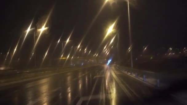 Samochód Porusza Się Asfaltowej Trasie Pojazd Mijał Oświetlone Latarnie Znaki — Wideo stockowe