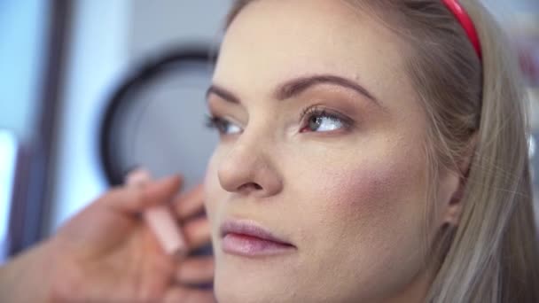 Une Femme Blonde Avec Une Couverture Complète Maquillage Matifiant Client — Video