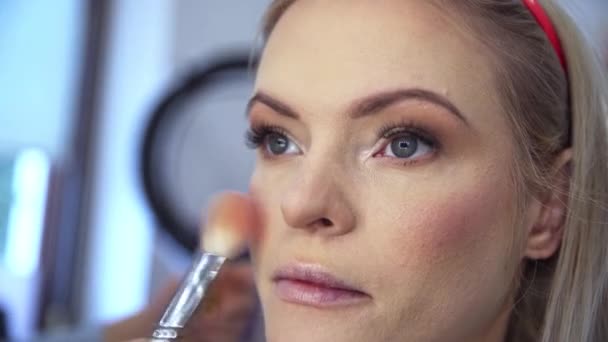 Rumień Aplikację Pędzlem Kosmetyczka Nakłada Makijaż Twarz Klienta Duże Zbliżenie — Wideo stockowe