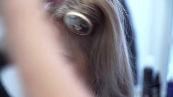 Перукар Намотує Нитки Клієнтів Волосся Круглу Щітку Жінка Яка Користується — стокове відео