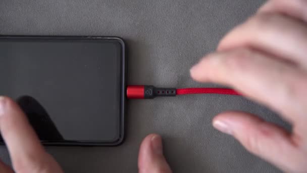 Cep Telefonu Prizinden Mikro Usb Kablosu Çıkaran Bir Adamın Eli — Stok video