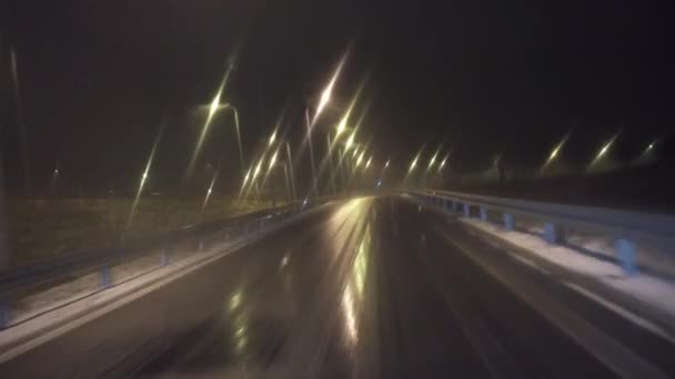 Udsigt Gennem Forruden Personbil Kørsel Bil Byen Iskold Glat Gade – Stock-video
