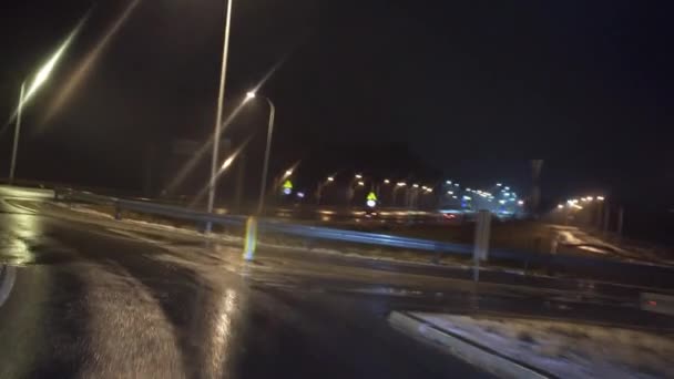 Οδηγώντας Ένα Αυτοκίνητο Τους Υαλοκαθαριστήρες Αναμμένους Μια Σκοτεινή Χειμωνιάτικη Νύχτα — Αρχείο Βίντεο