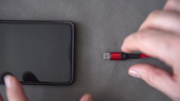 Primo Piano Cellulare Una Persona Collega Una Spina Micro Usb — Video Stock
