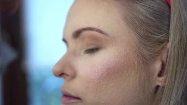 Application Darker Eye Shadow Outer Corner Eye Demonstration Applying Makeup — Stock Video