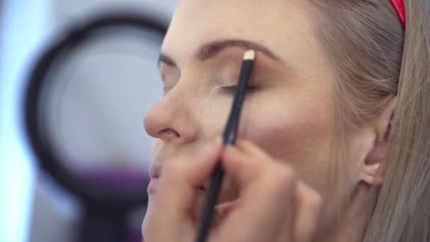 Die Kosmetikerin Trägt Den Textmarker Unter Dem Augenbrauenbogen Der Kundin — Stockvideo