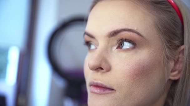 Close Rosto Das Mulheres Mulher Está Usando Maquiagem Profissional Completa — Vídeo de Stock