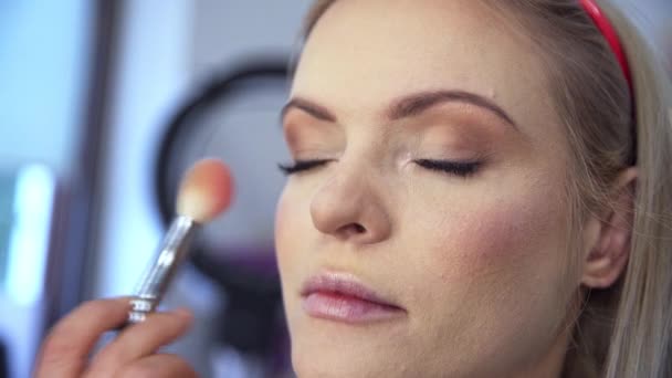 Mujer Sostiene Gran Cepillo Maquillaje Mano Maquillador Esparce Polvo Suelto — Vídeo de stock