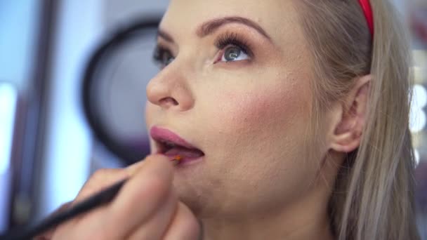 Esteticista Realiza Maquiagem Labial Rosa Aplica Lustro Lábio Aos Lábios — Vídeo de Stock