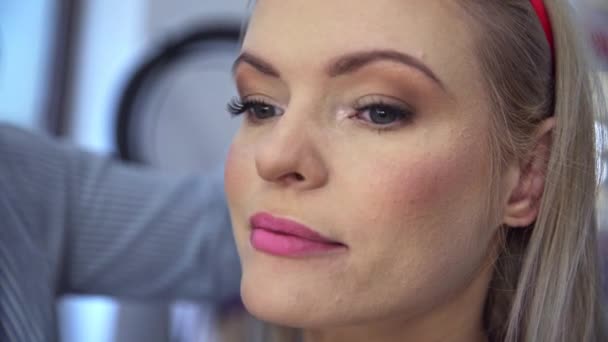 Fijación Maquillaje Con Polvo Esteticista Aplica Polvo Suelto Los Labios — Vídeo de stock