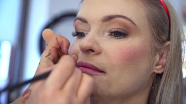 Közelkép Egy Kozmetikai Ügyfél Arcáról Professzionális Sminket Visel Barna Bézs — Stock videók