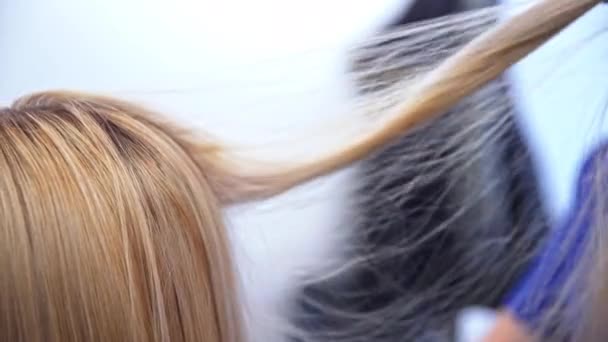 Женщина Пользуется Услугами Парикмахерской Крупный План Макушки Блондинки Длинными Волосами — стоковое видео