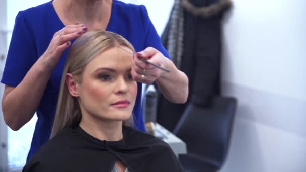 Primer Plano Cara Una Mujer Sentada Una Silla Barbero Mujer — Vídeos de Stock