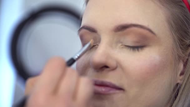 Kosmetička Aplikuje Světlý Stín Vnitřního Koutku Oka Způsoby Jak Opticky — Stock video