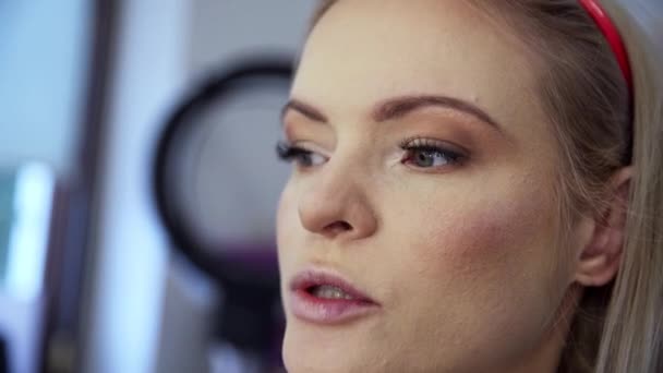 Duże Zbliżenie Kobiecą Twarz Prezentacja Profesjonalnego Makijażu Zrobione Kobieta Podkładem — Wideo stockowe
