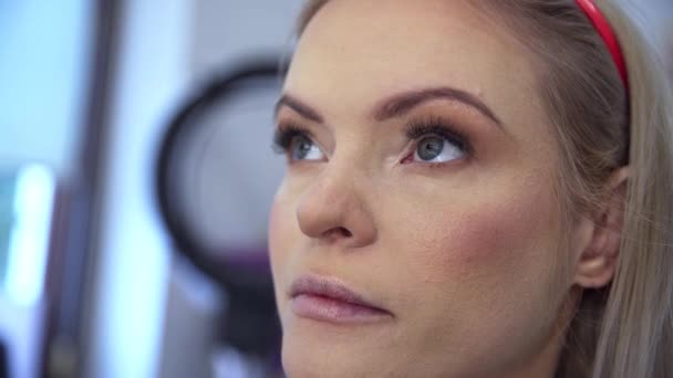 Kosmetička Nanáší Make Klientovu Tvář Velký Zblízka Ženský Obličej Demonstrace — Stock video
