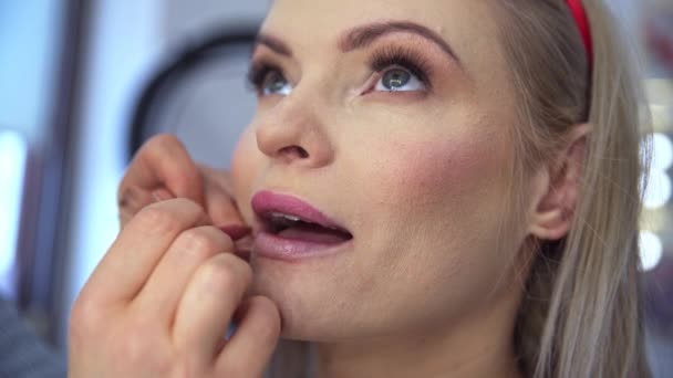Realizando Maquiagem Tons Marrom Bege Esteticista Desenha Contorno Dos Lábios — Vídeo de Stock