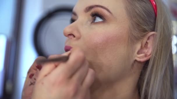 Μακιγιάζ Καλλιτέχνης Εφαρμόζει Lip Gloss Στα Χείλη Των Πελατών Μακιγιέρ — Αρχείο Βίντεο