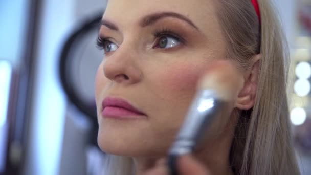 Kosmetyczka Stosuje Podświetlenie Kości Policzkowych Klientów Klient Salonu Piękności Pokazuje — Wideo stockowe