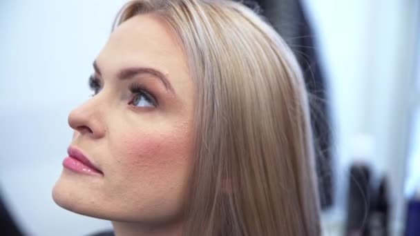 Närbild Profilen Ung Kvinna Med Blont Hår Kvinna Som Använder — Stockvideo