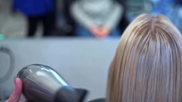Tył Głowy Kobiety Siedzącej Krześle Fryzjerskim Zamazane Lustrzane Odbicie Kobiety — Wideo stockowe