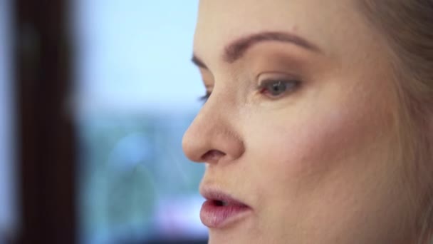 Närbild Kvinnas Ansikte Profilbild Ett Kvinnoansikte Presentation Enstaka Ögon Ansikte — Stockvideo