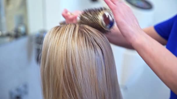 Szczotkowanie Włosów Okrągłą Szczotką Zbliżenie Rękach Fryzjera Czesającego Włosy Klientów — Wideo stockowe