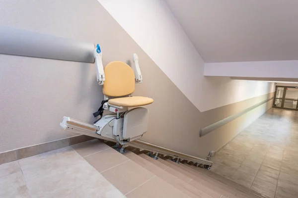 移動障害者を助けるために階段に取り付けられた専門の椅子エレベーター 人々のための現代的な解決策 — ストック写真