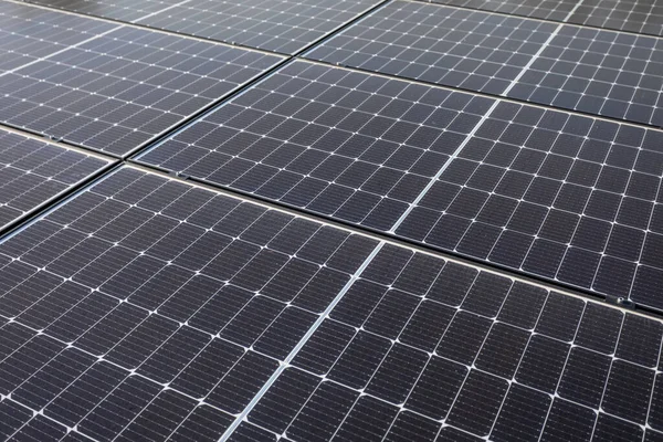 Birkaç Fotovoltaik Panelin Yakın Çekim Görüntüsü Birbiri Ardına Istiflenmiş Monte — Stok fotoğraf