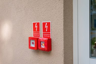 Girişin yanındaki binanın ön cephesine elektrik ve fotovoltaik için ana şalter yerleştirildi. Olağanüstü durumlarda güvenlik kurulumu.