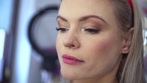 Fijación Maquillaje Con Polvo Esteticista Aplica Polvo Suelto Los Labios — Vídeos de Stock